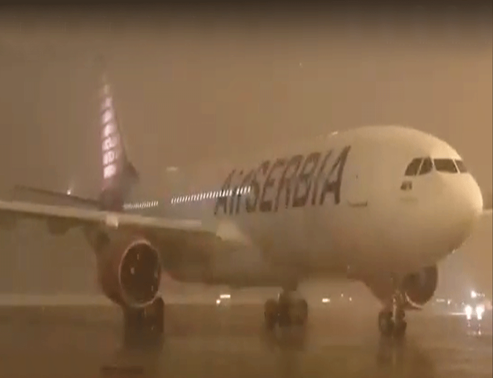 Avion sa zaštitnim maskama jutros stigao u Beograd